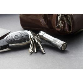 True Micro Linterna Llavero AAA 50 Lúmenes Resistente al Agua Funciona con 1 Batería AAA