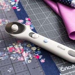 Cricut 2004669 Cortador Giratorio con Cuchilla de Acero Inoxidable, Diámetro del Disco 4.5 cm Cricut 2004669 Cortador Giratorio con Cuchilla de Acero Inoxidable, Diámetro del Disco 4.5 cm