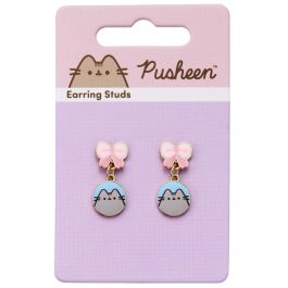 THE CARAT SHOP Pendientes Colgantes de Pusheen con Lazos Rosas y Acabado Dorado, de Aleación de Zinc