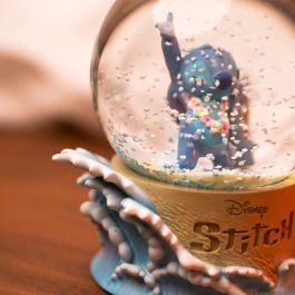 ERIK Bola de Nieve Stitch Disney de Resina y Cristal con Partículas 11x9x8cm