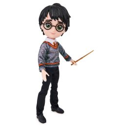 Spin Master Muñeca Harry Potter 20 cm 6061836 con Varita y Uniforme Hogwarts