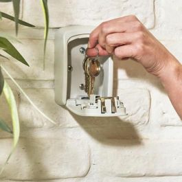 Master Lock Caja de llaves segura Tamaño M Blanca para montaje en pared, Combinación 4 dígitos, Resistente intemperie, Ideal Airbnb