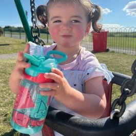 Nuby NUB0048526890446 Botellas de agua Incredible Gulp, paquete de 2, 360 ml, diseño fresas