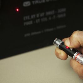 True Laserlite TU211K Linterna LED Potente con Láser Rojo Homologado 2 Funciones 8 Lúmenes