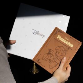 ERIK Set Cuaderno A5 Pinocho Disney 200 Hojas Tapa Dura con Bolígrafo y Marcapáginas, Presentado en Caja de Regalo
