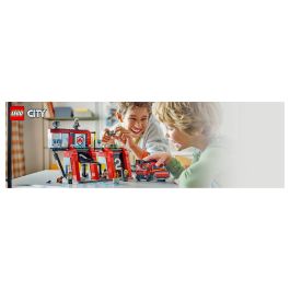LEGO 60414 Estación de Bomberos y Camión de Bomberos, Figura de Perro de Juguete y 5 Minifiguras, Regalo Infantil