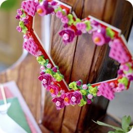 LEGO Corazón Decorativo Set de Construcción Mural Personalizable con Flores y Corazones, para Colgar en Pared, Idea de Regalo Creativo, Recomendado a partir de 9 años