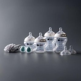 Caja para biberones - TOMMEE TIPPEE - NATURAL START - 4x biberones 150 ml / 260 ml - Anticólicos - 2x tetinas - Recién nacido Caja para biberones - TOMMEE TIPPEE - NATURAL START - 4x biberones 150 ml / 260 ml - Anticólicos - 2x tetinas - Recién nacido