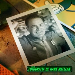 DOCTOR COLLECTOR Kit Lucys Dweller Fallout: Guía Refugio 33, Pin, Proyector Vault-Tec, Bandera y Recuerdos de la Serie TV