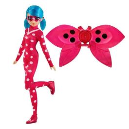 Bandai P50017 Muñeca Maniquí Articulada Miraculous Ladybug y Cat Noir Cosmobug 26 cm Roja y Blanca