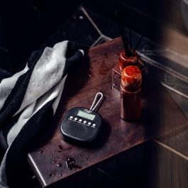 Adler Radio Portátil FM AD 1912 Resistente al Agua IPX4 con Reloj y Alarma, 9 x 9 x 2,5 cm