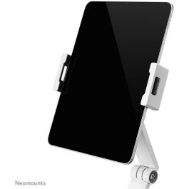 Neomounts DS15-545WH1 Soporte de tablet universal con movimiento completo y abrazadera de escritorio para tablets de 4.7"-12.9", blanco