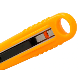 Q-connect XD-123 Cutter de Seguridad Retráctil con Asa para Colgar, Cuchilla Ancha 18 mm, Plástico Resistente, Amarillo, 1 Unidad