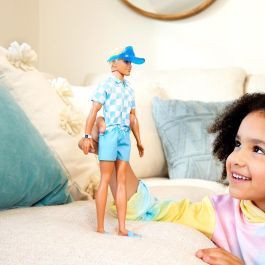 Barbie Muñeco Ken Día De Playa HPL74 Mattel Muñeco con Accesorios Playeros para Niños y Niñas +3 Años