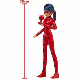 Bandai P50028 Muñeca Fashion Miraculous Ladybug 26 cm con Teléfono y Nuevo Disfraz Efecto Vinilo