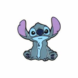 Cerdá Pin Metálico del personaje Stitch en color Azul, con dimensiones de 6.5 x 10.2 x 1.8 cm