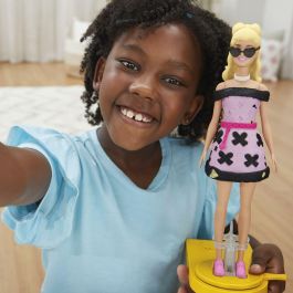 Hasbro Play-Doh Desfile de Moda Barbie Estudio y Pasarela 2 en 1 para +5 años con Modas y Accesorios