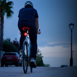 Innovagoods Linterna LED Trasera Recargable para Bicicleta con 5 Modos de Iluminación, Luz de Seguridad para Ciclismo Nocturno y Uso Multiuso