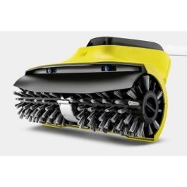 Karcher PCL 4 Limpiador de patio eléctrico con 2 cepillos y boquillas para suciedad resistente, bajo consumo de agua.