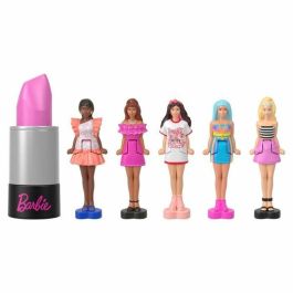 Barbie JBD26 - Mini set de pintalabios BarbieLand con 6 muñecas Fashionistas articuladas de 3,8cm en tubo, +4 años