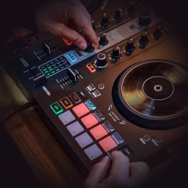 Hercules DJControl Inpulse 300 MK2 Consola DJ con Serato DJ Lite, DJUCED, 16 Pads, 8 Modos - Negro (4780944)
