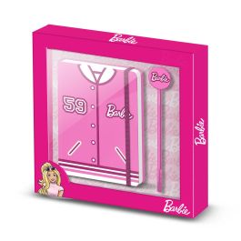 Caja Regalo con Diario y Bolígrafo Fashion Varsity Barbie Rosa Precio: 11.49999972. SKU: B1CMHP7YAT