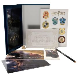 CYP BRANDS Set Coleccionista Harry Potter y la Piedra Filosofal Merchandising con Marcapáginas Postales Lápiz Pin Pegatinas Bloc de Notas Caja Metálica