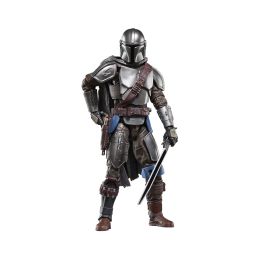 Hasbro G0365 Figura The Black Series Star Wars The Mandalorian 15 cm articulada, diseño premium con sable oscuro, cuchillo y bláster
