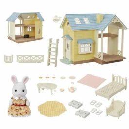 Sylvanian Families SYL5054131056714 La Cabaña con Cofre de Techo Azul Juguete para Niños a partir de 5 Años con Muebles Incluidos