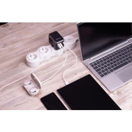 Verbatim Uta-04 Adaptador Universal De Viaje Con 1 Puerto Usb-C - 3 Puerto Usb-A - 1 Puerto Usb-C