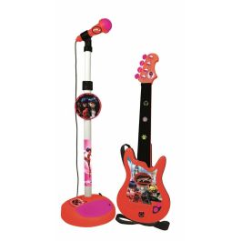 Microfono de pie con amplificador y guitarra lady bug