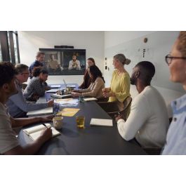 Poly Studio USB Video Bar para Colaboración Clara en Salas Medianas con Audio y Video de Calidad y Cámara Inteligente DirectorAI