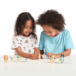 MOOSE 17199 Pack 8 Figuras Bluey Familia y Amigos - Juguete de Colección para Niños +3 Años