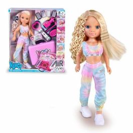 Nancy Muñeca Air Styler 42 cm - Modela su pelo de hasta cinco maneras diferentes y guarda todos los accesorios en su maletín, Edad +3 años Nancy Muñeca Air Styler 42 cm - Modela su pelo de hasta cinco maneras diferentes y guarda todos los accesorios en su maletín, Edad +3 años