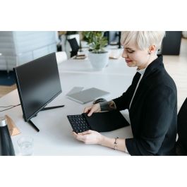 Cherry KW 9200 MINI Teclado Compacto Inalambrico 2.4GHz, Bluetooth 5.0 y con Cable Recargable Negro