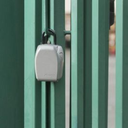 Master Lock Caja de Llave Segura Talla L con Combinación 4 Dígitos, Seguridad Reforzada, Asa, Resistente a la Intemperie, Gris - Ideal para Airbnb