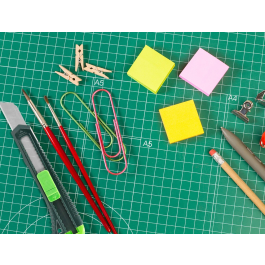 Q-connect Cúter de Plástico Ancho con Asa para Colgar Cuchilla 18 mm Blíster 1 Unidad