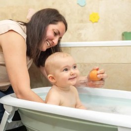 Badabulle Juego de 4 aspersores de baño Juguetes de baño de silicona suave Abiertos para lavar