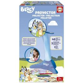 Proyector bluey con lampara led, 40 diapositivas, 4 ceras y 1 lapiz Proyector bluey con lampara led, 40 diapositivas, 4 ceras y 1 lapiz