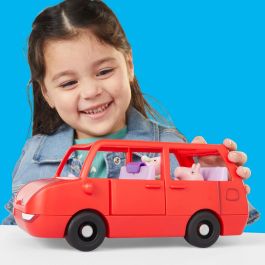 Hasbro G0541 Peppa Pig. El Gran Auto Rojo de la Familia para 5 Figuras, incluye Peppa y Evie, maletero y capó abatibles.
