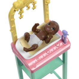 Barbie Set de Juego Pediatra con Bebé, Muebles y 4 Accesorios Médicos para Niños de 3 Años+ Barbie Set de Juego Pediatra con Bebé, Muebles y 4 Accesorios Médicos para Niños de 3 Años+