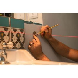 Ryobi RBCLLR1 Láser de línea cruzada roja Alcance 10m, Precisión ±0,5 mm, Incluye Pinza y 2 Pilas