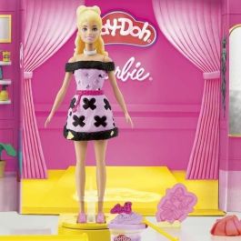 Hasbro Play-Doh Desfile de Moda Barbie Estudio y Pasarela 2 en 1 para +5 años con Modas y Accesorios