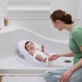 Ingenuity 19577013 Asiento de Baño Antideslizante para Bebés de 0 a 6 Meses o 9 kg, Asiento Perforado para Dejar Fluir el Agua, Rosa
