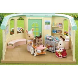 Sylvanian Families 5094 Set Enfermera y Accesorios: Figura de Conejo Madre Enfermera, Mesa, Silla, Muletas y 30 Complementos, +4 años