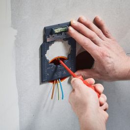 Wolfcraft 5975000 Plantilla para marcar y alinear, para medidas de 71 y 91 mm, obra en seco, instalación de cajas de enchufe e interruptores