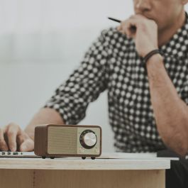 Radio Portátil Bluetooth Sangean Retro Madera FM