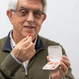 Innovagoods Pastillero Inteligente Electrónico con Reloj, Alarma y Cronómetro, 4 Compartimentos, Hermético, Tamaño Bolsillo