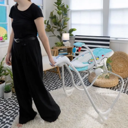 BABY EINSTEIN Columpio Ocean Explorers, Ligero y Compacto, Asiento Giratorio 180°, Juguetes Incluidos, Modelo Curious Comfort