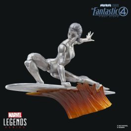 Hasbro Figura Estela Plateada Marvel Los 4 Fantásticos 15cm Articulada con 5 Accesorios, Manos Alternativas, Tabla de Surf y Base